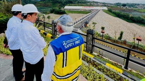 Jokowi Ungkap 3 Hal Penyebab Banjir Bertahun di Jakarta