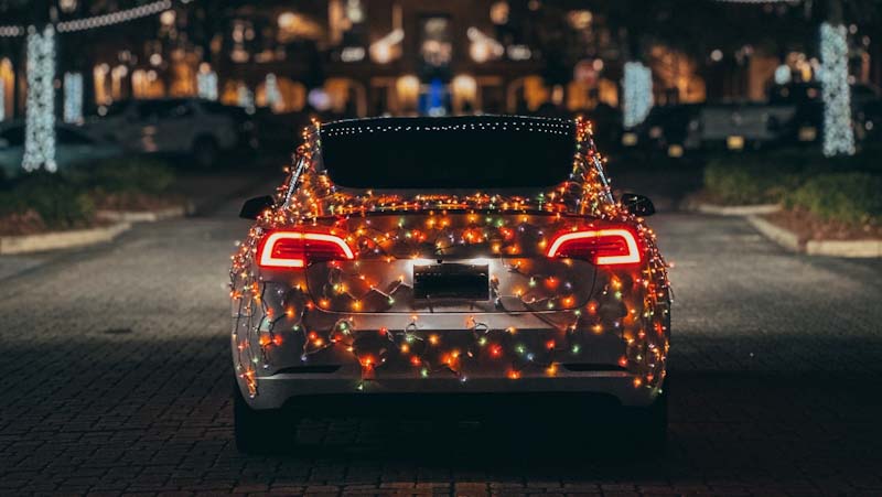 Perayaan Hari Natal 2022, Tesla Pamer Mobil Spesial Penuh Lampu Warna-Warni