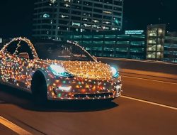 Perayaan Hari Natal 2022, Tesla Tunjjukan Mobil Spesial Penuh Lampu Warna-Warni