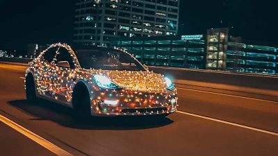 Perayaan Hari Natal 2022, Tesla Tunjjukan Mobil Spesial Penuh Lampu Warna-Warni