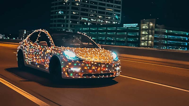 Perayaan Hari Natal 2022, Tesla Pamer Mobil Spesial Penuh Lampu Warna-Warni