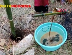 Warga Sumenep Gali Sumur Bor Keluar Minyak Bumi