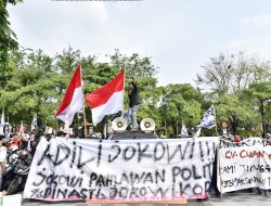 Kepung Polda Jatim, Masyarakat Surabaya Tuntut ADILI JOKOWI