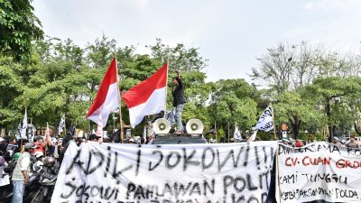 Kepung Polda Jatim, Masyarakat Surabaya Tuntut ADILI JOKOWI