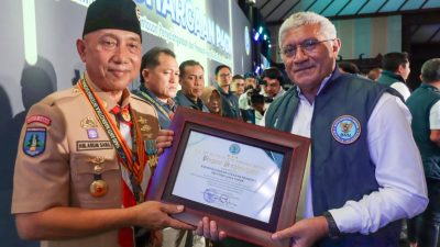 Komitmen Anti-Narkoba, Ketua Kwarda Pramuka Jatim Terima Penghargaan dari BNN