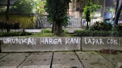 Harga Pokok & BBM Naik, Coretan “Turunkan Harga Kami Lapar Cok” Penuhi Tembok Surabaya